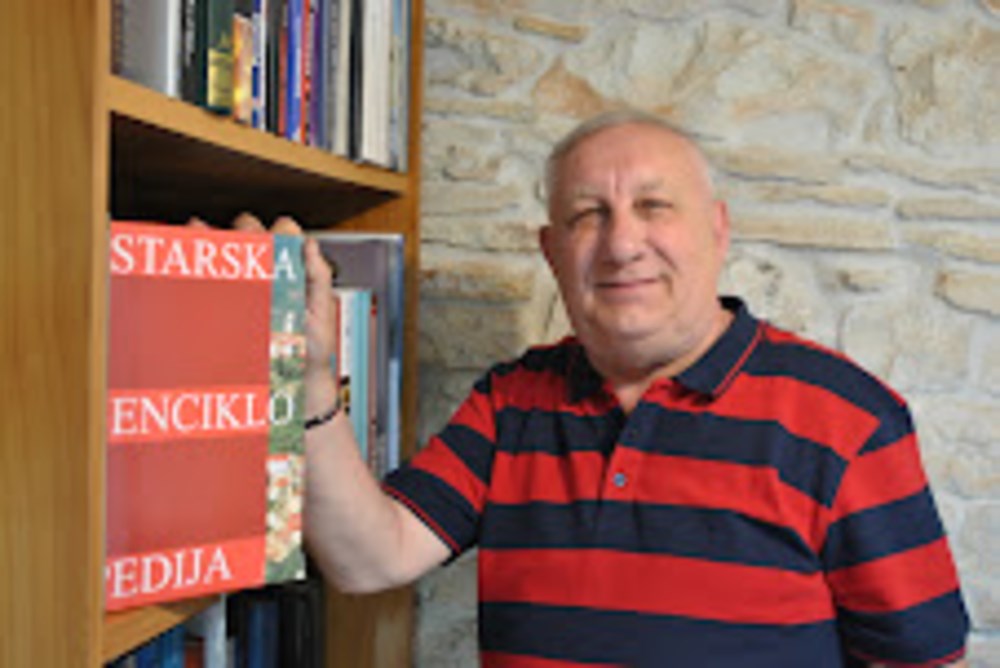 Aldo Sošić u svojoj knjižnici (Snimio Aldo Pokrajac)